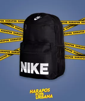 Mochila nike negro con letras rayadas